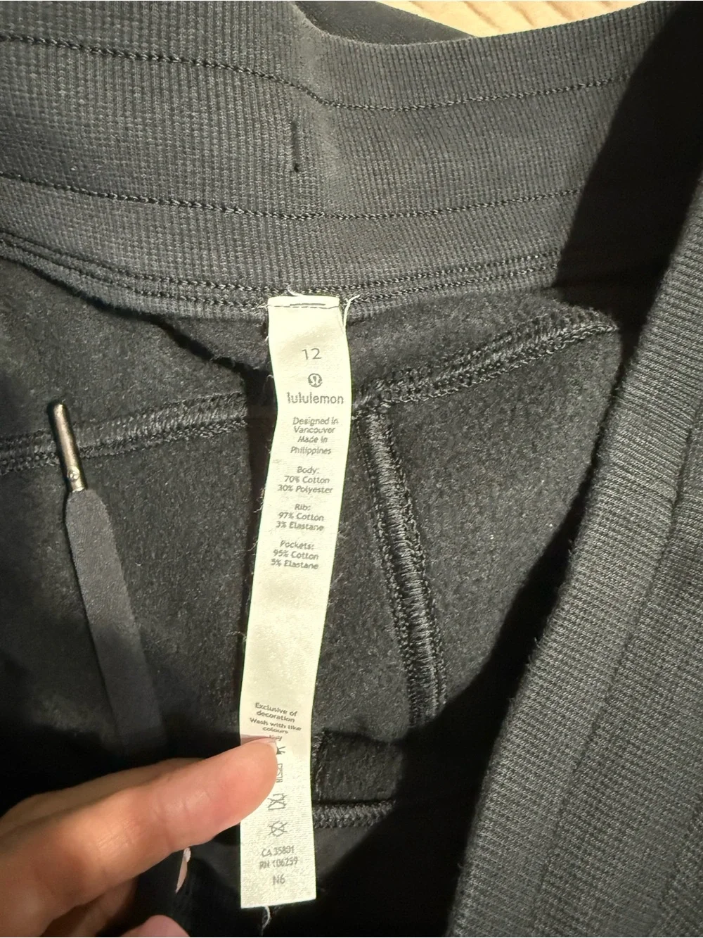 Lululemon scuba joggers in black